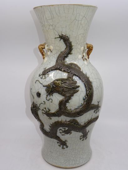 CHINE : Vase à anses en céramique craquelée...