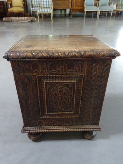 Petit meuble en bois sculpté ouvrant par...