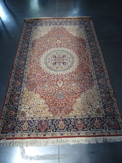 Tapis en laine noué mains à décor d'un médaillon...