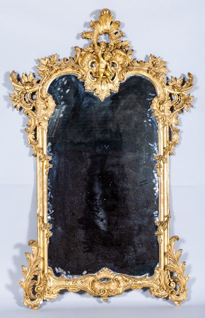 Beau miroir de style Régence en bois sculpté...