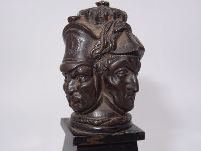 Petit sujet en bronze à patine brune représentant...