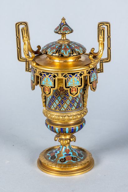 Petit pot couvert en bronze et émail à deux...