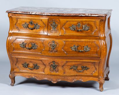 Commode tombeau galbée toutes faces en noyer...