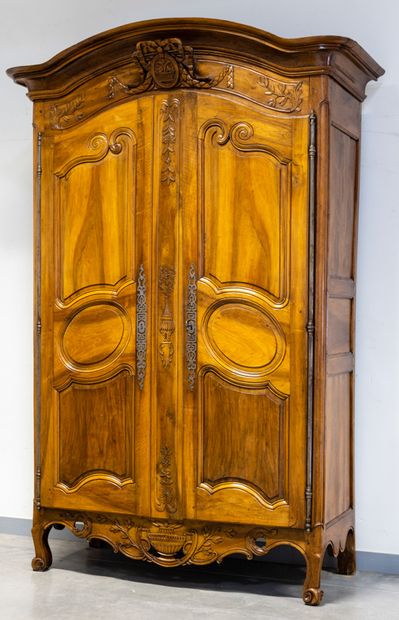 Armoire provençale dite de maries en noyer...