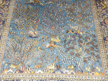 IRAN: Tapis en laine à fond bleu à décor...