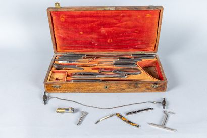 Coffret de petite chirurgie, fermant à clef...