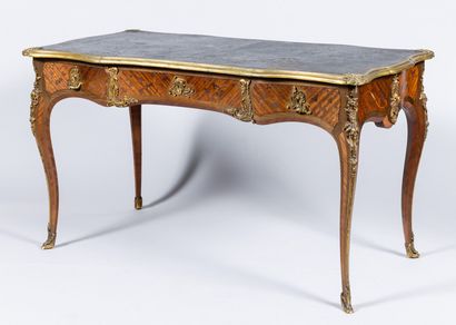 Bureau plat de style Louis XV en bois de...