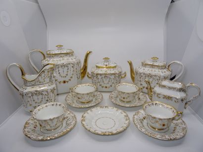PARIS : Service à thé en porcelaine à décor...