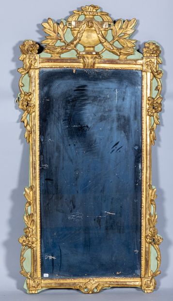 Miroir dans le goût du XVIII° en bois sculpté...