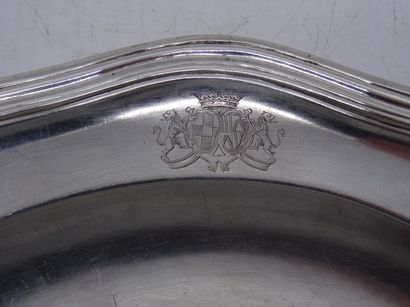 Assiette à contours en argent à décor armorié....