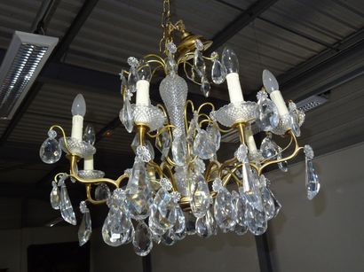 Lustre en laiton et pampilles éclairant par...