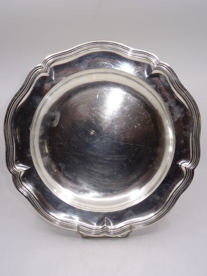 Grand plat creux en argent à contours et...