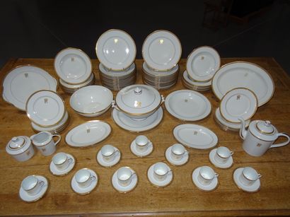 LIMOGES : Beau service de table en porcelaine,...