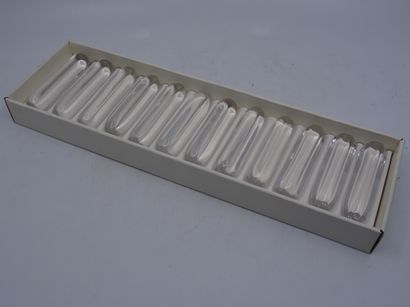 Cristal DAUM: Douze porte-couteaux en cristal...