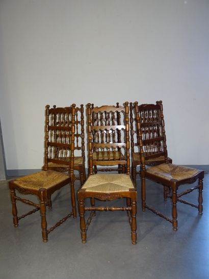 Suite de six chaises paillées en bois tourné...