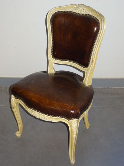 Chaise de style Louis XV en bois muluré,...
