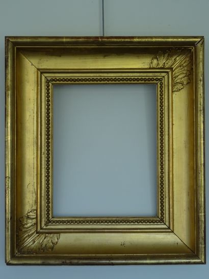 Cadre en bois et stuc doré à décor de frise...