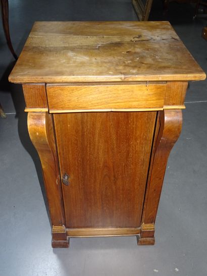 Chevet en noyer ouvrant par une porte et...