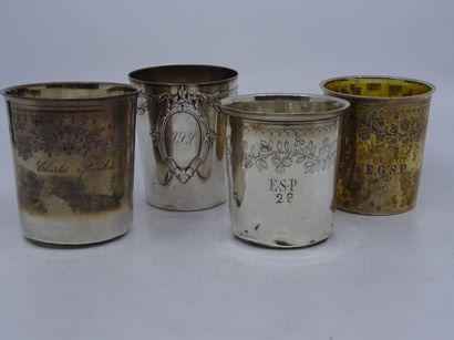 Quatre timbales en argent. (chocs). Poids...