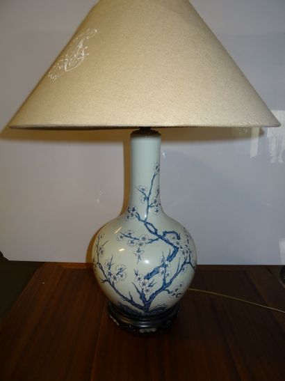 CHINE: Vase (monté en pied de lampe) en porcelaine...