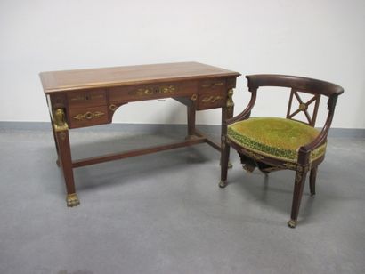 Bureau plat de style Empire en acajou ouvrant...