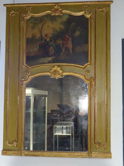 Trumeau de style Louis XV présentant un miroir...