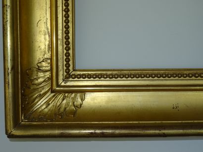 Cadre en bois et stuc doré à décor de frise...