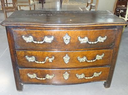Commode époque Régence en bois naturel ouvrant...