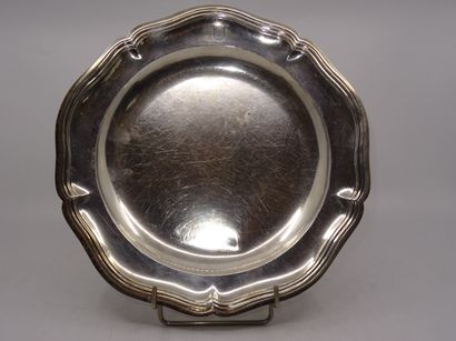 Assiette à contours en argent XVIIIe. Poids:...