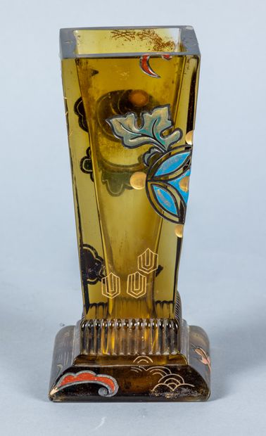 Vase de forme gaine en verre teinté, taillé,...