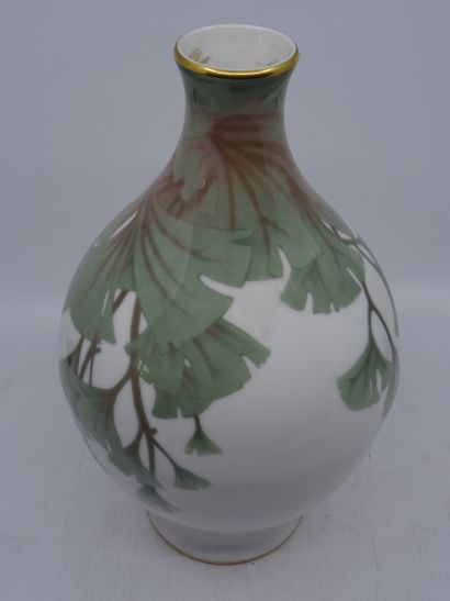 SEVRES : Vase en porcelaine à décor de feuillages...