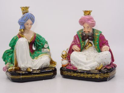 Jacob PETIT: Deux flacons en porcelaine représentant...