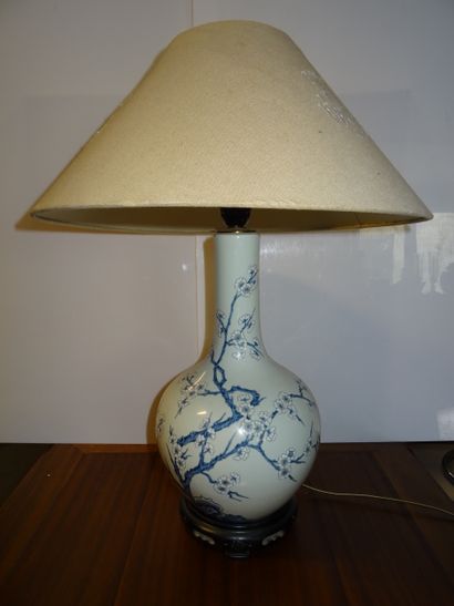CHINE: Vase (monté en pied de lampe) en porcelaine...