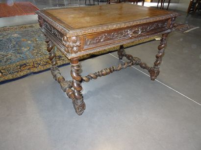 Table à écrire de style Henri II en chêne...