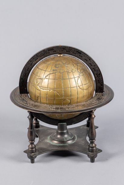 Globe terrestre en laiton sur un socle présentant...