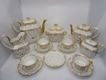 PARIS : Service à thé en porcelaine à décor...