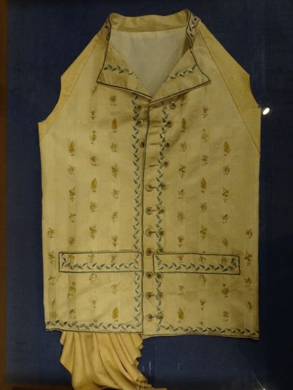 Gilet en soie écrue à décor brodé de rayures...