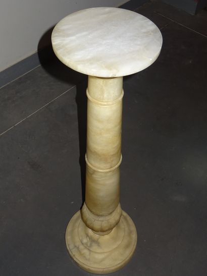 Colonne en albâtre à fût balustre bagué orné...