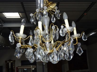 Lustre en laiton et pampilles éclairant par...