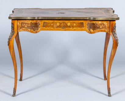 Table à écrire de style Louis XV à riche...