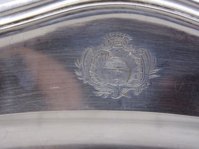 Plat ovale à contours et agrafes à décor...