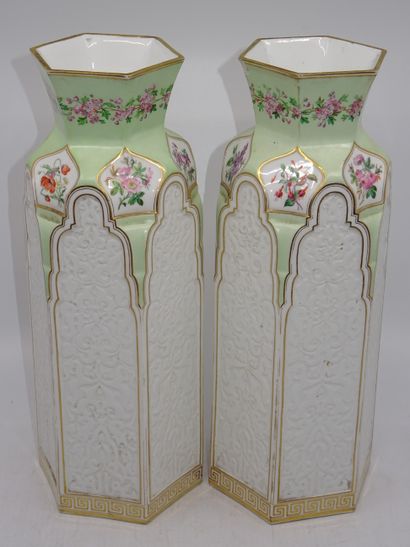 SEVRES: Paire de vases en porcelaire blanche...