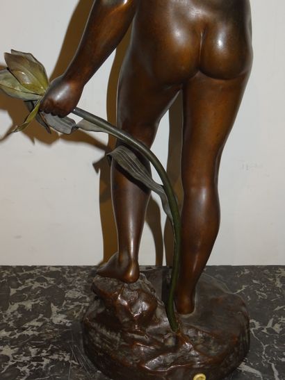 Femme nue tenant une fleur. Sujet en bronze...