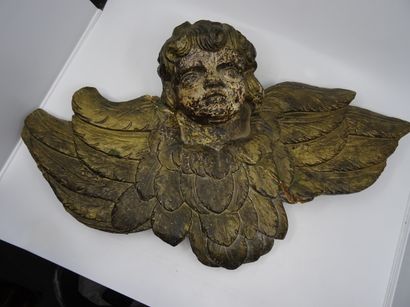 Tête d'angelot entouré d'ailes, en bois sculpté...