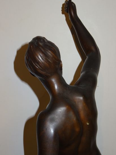 Femme nue tenant une fleur. Sujet en bronze...