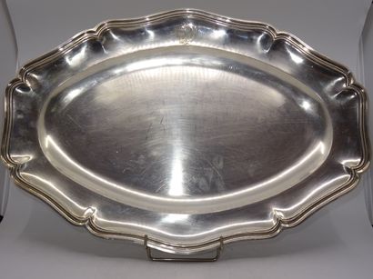 Grand plat ovale à contours et agrafes à...