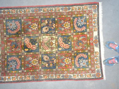 BAKTIAR : Tapis en laine polychrome. Dimensions...