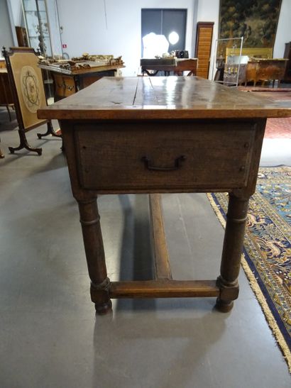 Table Louis XIII en chêne naturel ouvrant...