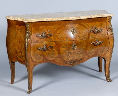 Commode de style Louis XV en marqueterie...