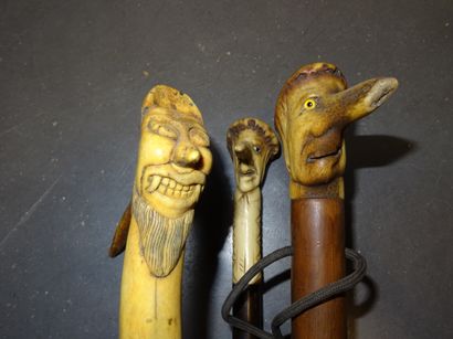 Lot de trois cannes avec pommeaux en bois...